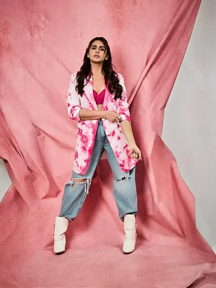 The full "pretty in pink, deadly in denim" look. The oversized blazer and relaxed jeans create a cool, effortless silhouette.