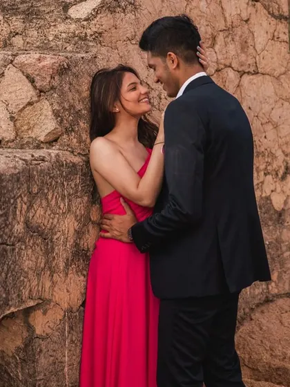 A classic pre-wedding portrait. Her minimal glam makeup looks stunning against the natural, rustic backdrop, creating a timeless image.