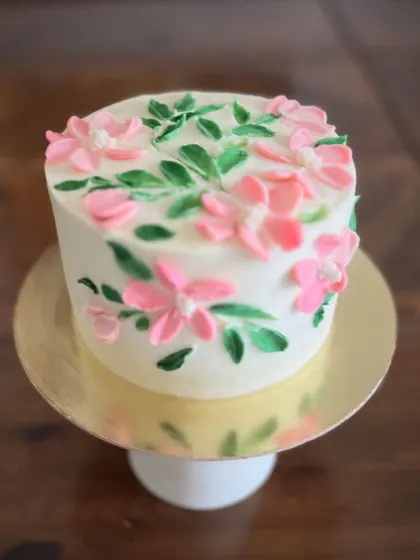 This is a simple lime cake with American buttercream, decorated with my signature palette knife flowers. It’s a classic flavor with a touch of artistry.