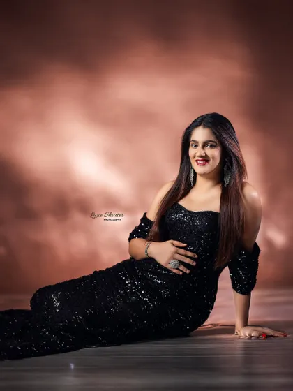 Capturing a beautiful, genuine smile is always my goal. This portrait radiates joy and confidence, showing that motherhood and glamour go hand in hand.