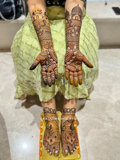 A full bridal look for hands and feet. The feet feature a unique Mickey and Minnie Mouse design for a touch of fun and personality.