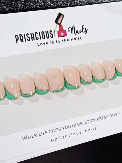 A basic but beautiful set of press-on nails. This design features a modern abstract line in green and gold on a nude base.