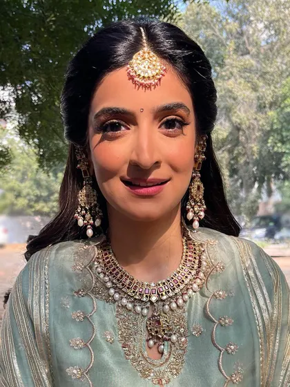 Blessing your feed with this beautiful face. Her Mehendi makeup is all about rosy cheeks, glowing skin, and soft, defined eyes.
