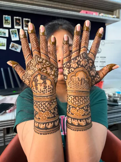 The full two-hand view of this stunning engagement design.