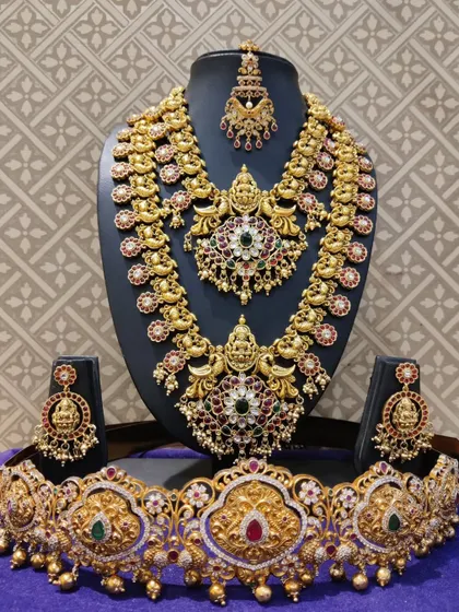Another beautiful temple jewellery set with a mix of Kempu, green, and white stones.