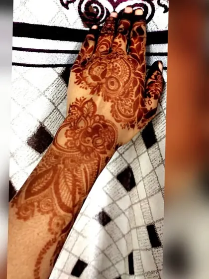 A beautiful, dark henna stain that speaks for itself. This is the quality I promise every client.