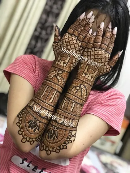 This engagement bridal design for the back of the hands features simple yet elegant motifs. The clean lines and balanced composition make it a very pretty choice.