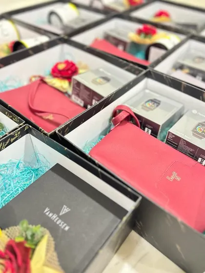 Assembling premium corporate gifts for a leadership offsite. This hamper includes a Van Heusen wallet and a high-quality watch.