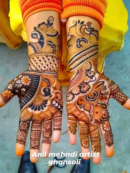 This design is perfect for someone who loves bold and beautiful patterns. It features large peacock heads on the back of the hands with thick, clear lines.