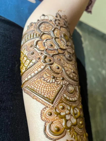More examples of my floral and Arabic-inspired work. I can create anything from a simple floral trail to a full arm of blooming roses and lotuses.