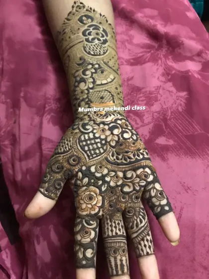 This Kundan-style design mimics the look of traditional jewelry with its carefully placed motifs.