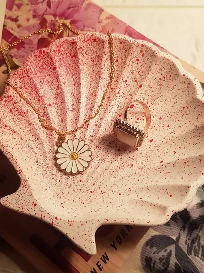 Our bestselling mini shell dish with a red sparkle finish. It’s a festive and fun piece, perfect for the holidays or just to add a pop of color.