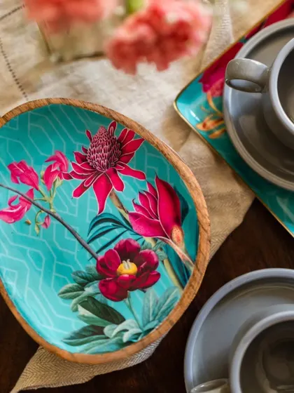 Serve up canapés or tacos in style with our contemporary mini oval plates from the Chilean Deco collection. The vibrant floral design on a turquoise background adds a touch of exotic flair to any starter.