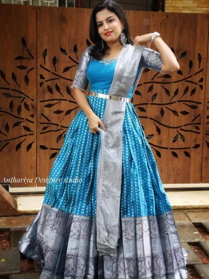 An identical full-length shot, providing another clear view of this elegant reception wear.