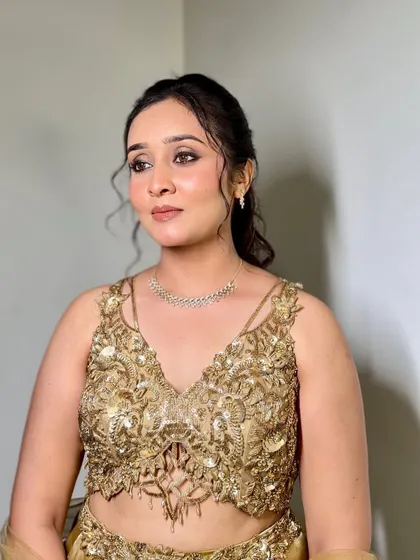 Another look at this soft and dewy makeup style. It's perfect for brides who want a natural yet polished look for their reception or sangeet.