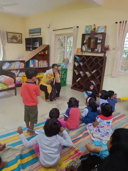 A wide shot of the "Hairy Hettie" story session, showing a full house of engaged listeners.