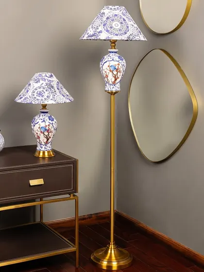 This lamp set features a slightly different blue pottery pattern with bird motifs, adding a touch of nature to the classic design. The matching lampshades complete the elegant and timeless look.