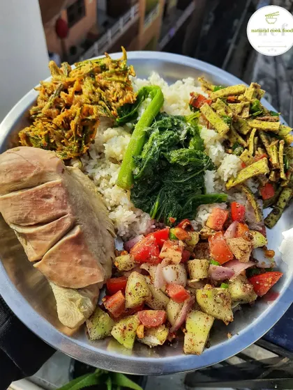A healthy and delicious meal with boiled chicken breast, stink bean singju, a simple vegetable salad, crispy bora, and steamed mustard leaves.