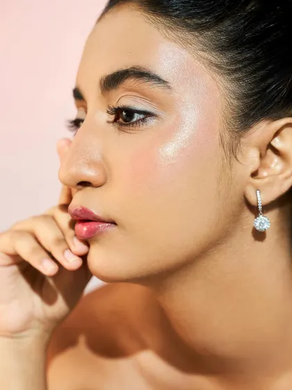 The side profile highlights the beautiful contour and glow, adding dimension to the face while keeping the skin looking fresh.