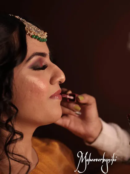 A close-up of the makeup process for Chinmayi's mehendi. We created a beautiful smokey eye with hints of red and a glossy nude lip.