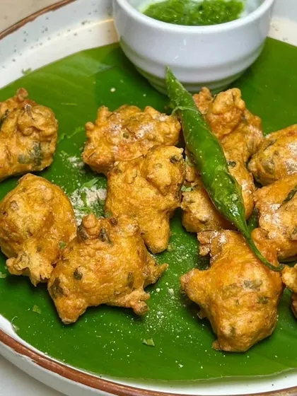 Crispy onion pakodas served with green chutney. This classic rainy-day snack was a popular item at my Kolhapuri Konkan food pop-up.