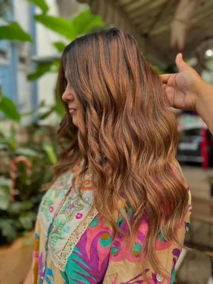 The way the light hits these brunette waves is just magical. A perfect example of a non-bleach color that still has so much impact. (No filter)