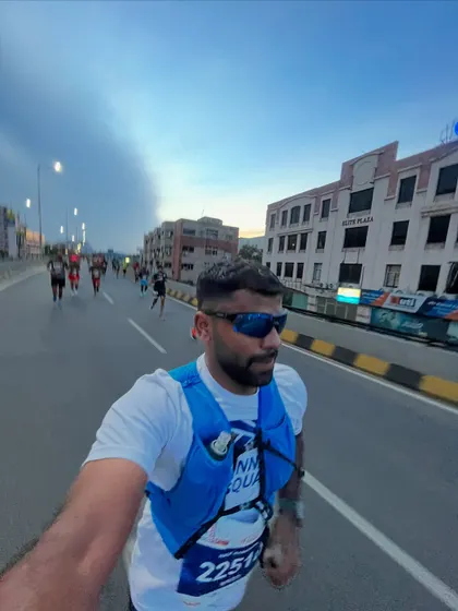 20 days to my 9th marathon. A mid-race selfie during a training run, feeling strong and focused.