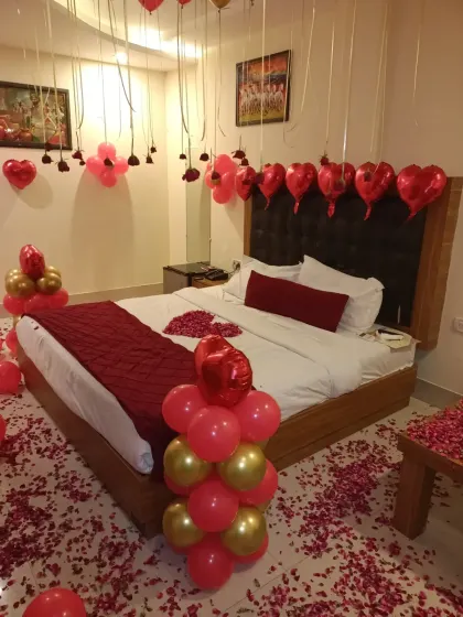A look at the details, including the small balloon clusters and hanging roses that add depth to the overall design.