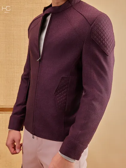 This maroon shacket with quilted shoulder and pocket details offers a sharp silhouette. It’s a piece that balances depth and ease with precision.