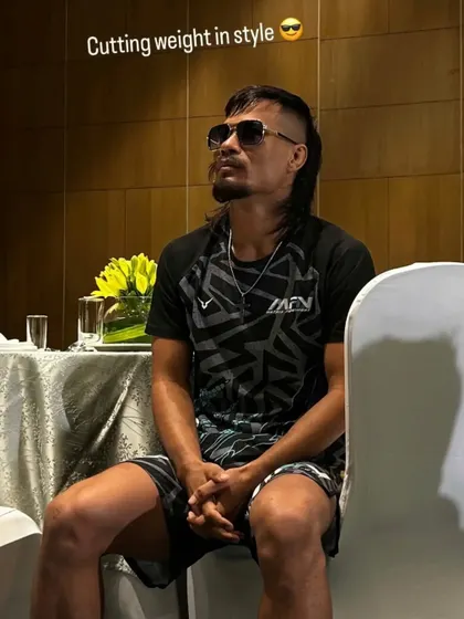 When you've done the work, the weight cut is just chilling like a boss. Chungreng Koren showing how it's done before MFN 15.