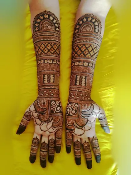 A glance at this engagement mehendi reveals delicate tulip bud elements woven into the design. It's these small, custom details that make each bridal henna session special.