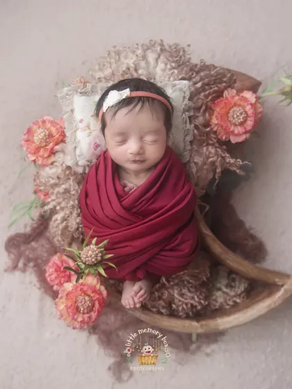 A slightly different angle of this beautiful red setup, showing how I adjust the composition to capture the most flattering and artistic portrait of your newborn.