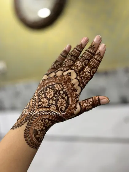 This Arabic-inspired floral vine wraps gracefully around the side of the hand, creating a very stylish and modern look.