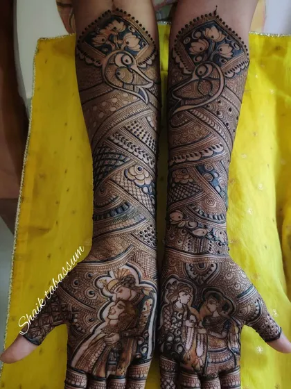 A beautiful bridal design featuring a portrait of a Sikh couple on the palms, complemented by peacock motifs and intricate patterns on the arms.