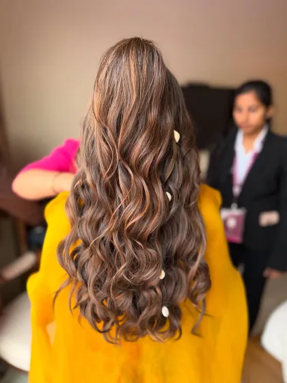 This half-ponytail with soft waves and caramel highlights is perfect for a fun, carnival-themed event. I added a few shell-like accessories for a beachy vibe.