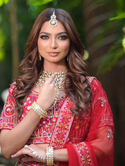 A complete bridal look featuring a heavy, gold-plated Kundan necklace, haath phool, and maang tikka, all available for rent.