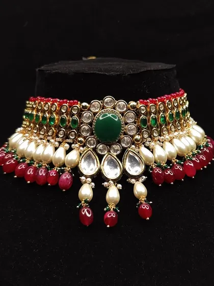 This choker features a classic combination of red, green, and pearl, making it a timeless choice for any bride.