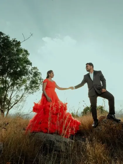 A duplicate of ID 10, showcasing a dramatic pose on a hilltop. The composition emphasizes the vastness of the landscape and the couple's connection.