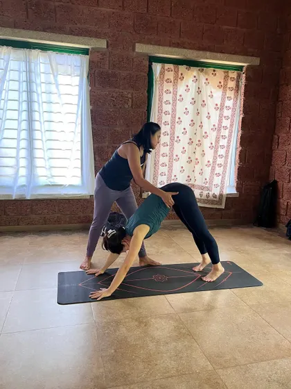 Practicing adjustments on fellow trainees is a key part of our workshops. This builds an understanding of different body types and how to apply corrections with sensitivity and precision.