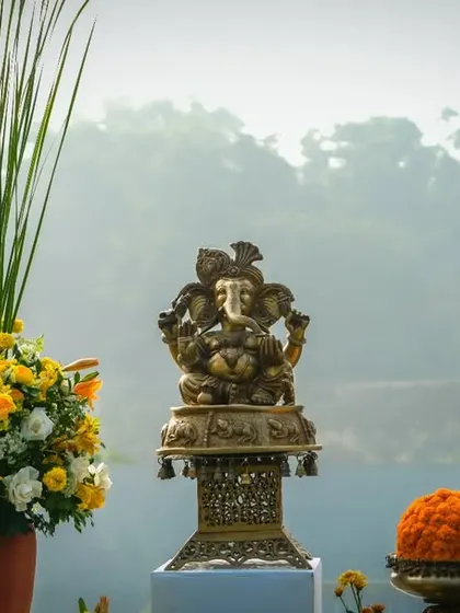 A Ganesha idol placed by the infinity pool, blending spirituality with the stunning natural beauty of the venue.