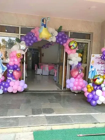 A grand entrance for a princess-themed party. This setup features a balloon arch with a Snow White cutout, welcoming guests to the celebration.