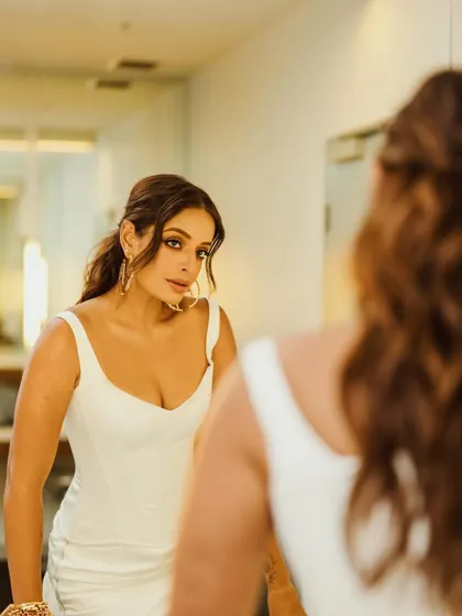 A moment of reflection before hitting the red carpet. This behind-the-scenes shot of Lisa captures the anticipation and glamour of the evening.