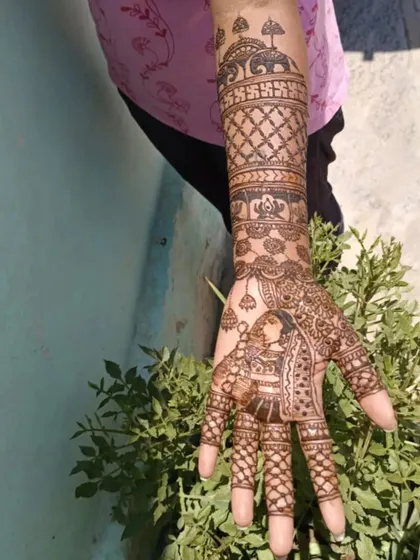 A duplicate image of the full-hand bridal design with the bride portrait and elephant motifs.