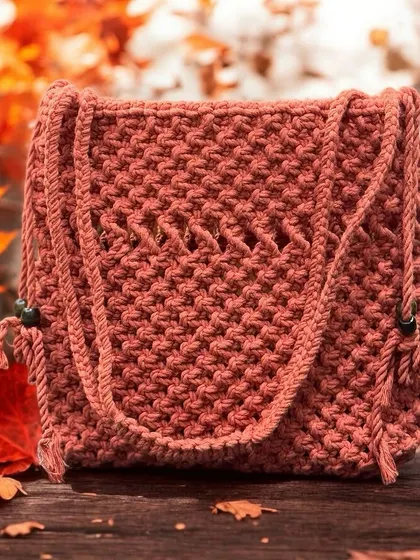 A rustic-colored sling bag that's perfect for an autumn wedding. The simple design lets the color be the star.