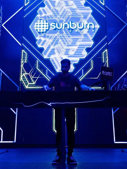 The symmetry of the Sunburn stage design is just incredible.