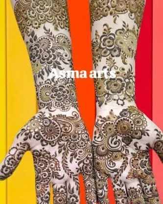 The bold, dark lines in this floral and paisley design make it truly stand out. This style is perfect for brides who want their henna to be a prominent and eye-catching feature.