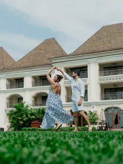 The couple enjoying a dance on the lush lawns of the Grand Hyatt Goa during their relaxed picnic event.
