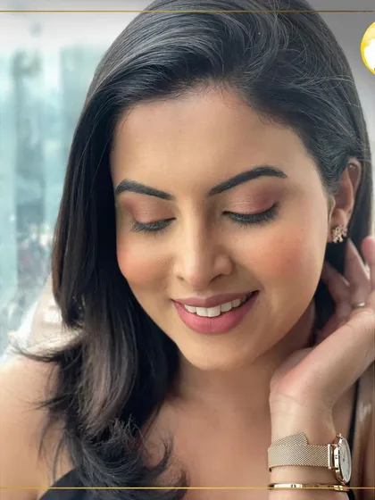This soft, peachy-toned makeup is perfect for daytime events. I teach how to use monochromatic colors on the eyes, cheeks, and lips to create a harmonious and fresh-faced look.
