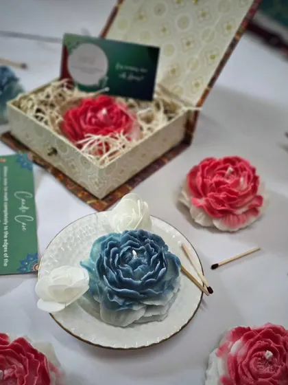 The Peony Glow candle is one of my most detailed floral creations. Here it is, packaged in its premium gift box, ready to be gifted. The blue and white version is scented with 'Enchantment', a woody white oud fragrance.
