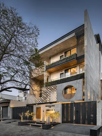 The façade of Swatantra Residence is an interactive composition of concrete, a circular cut-out, and a brick jaali. It offers a true representation of the interior spaces while creating a visually engaging presence in the neighborhood.